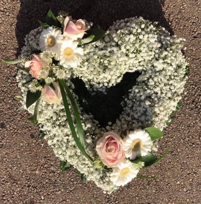 Open heart - Delicate and beautiful gypsophilia based heart, with a cluster of flowers in your colour choice.

Available in 3 different sizes.